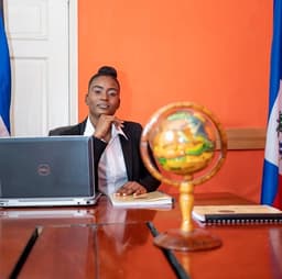 Yvenelda Oscar, La force d’une femme qui change les règles du jeu